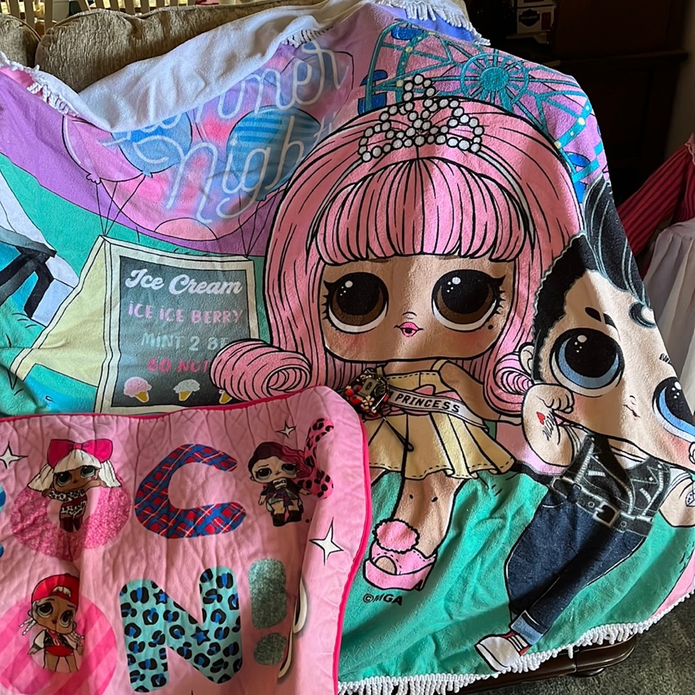 Girls round lol blanket- hardly used